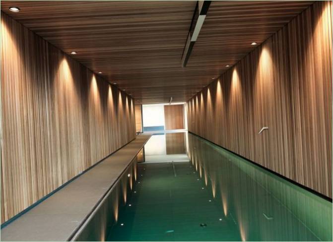 Moderní design bazénu u venkovského domu - foto 35