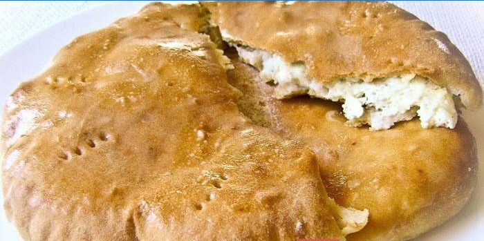 Khachapuri plněné tvarohem a sýrem