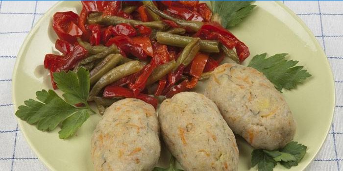 Aljaška pollock kotlety a nakládaná zelenina na talíři