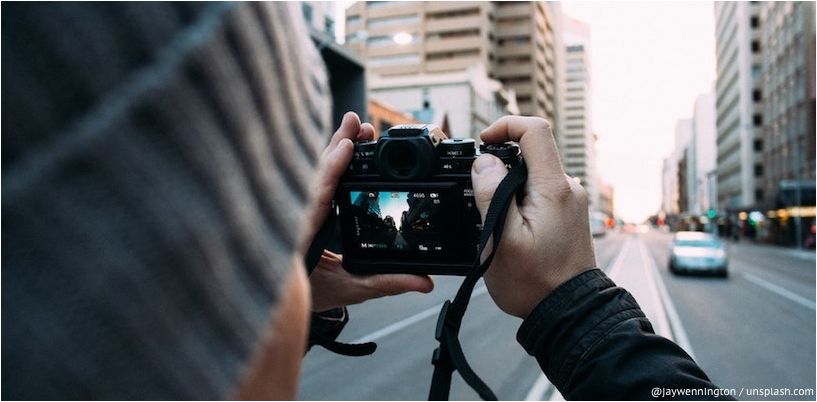 muž fotografuje městské ulici