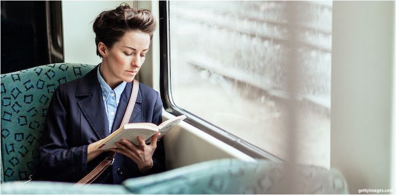 žena čte ve veřejné dopravě