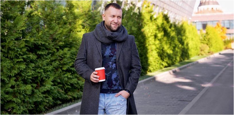 Dmitry Kibkalo s kávou v ruce