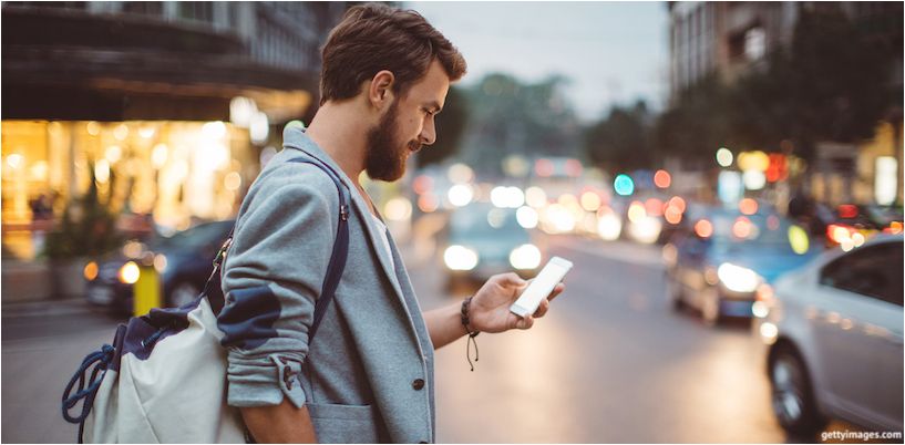 muž strká do smartphone