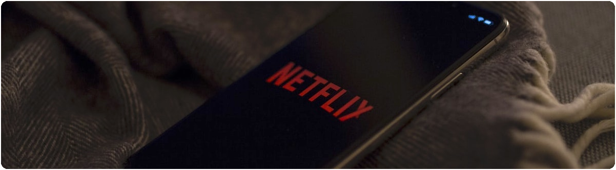 logo netflix na smartphonu