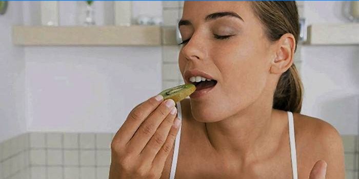 Žena jíst zdravé kiwi