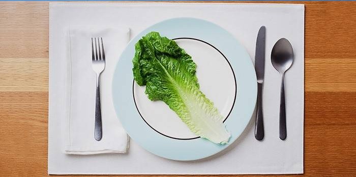 Salát na talíři