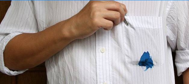 Inkoustová skvrna na kapse mužské košile