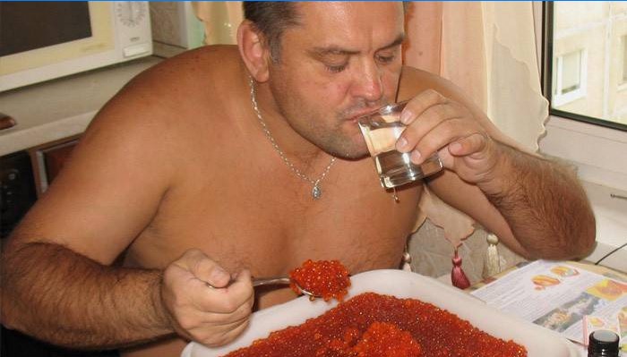 Muž jí u stolu pochoutku