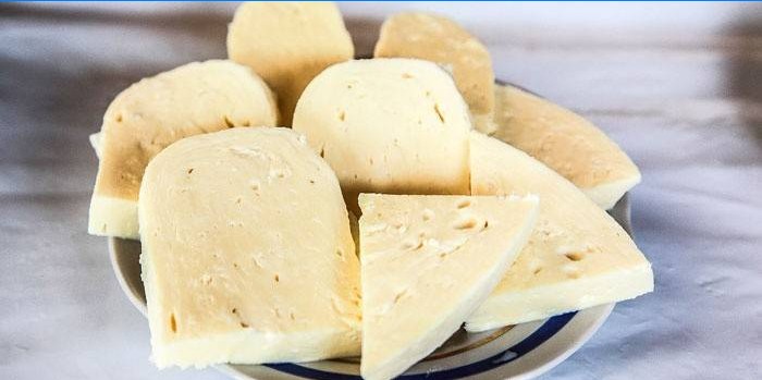 Osetský sýr v talíři