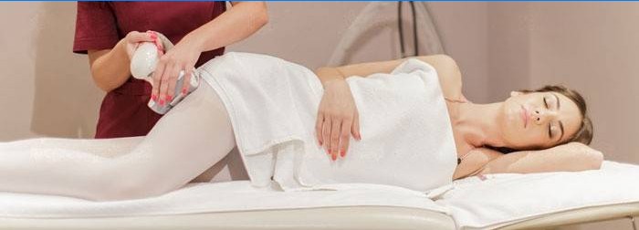 Anticelulitidová masáž může být prováděna v salonech