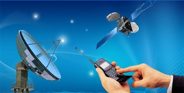 Mobilní telefon a satelit
