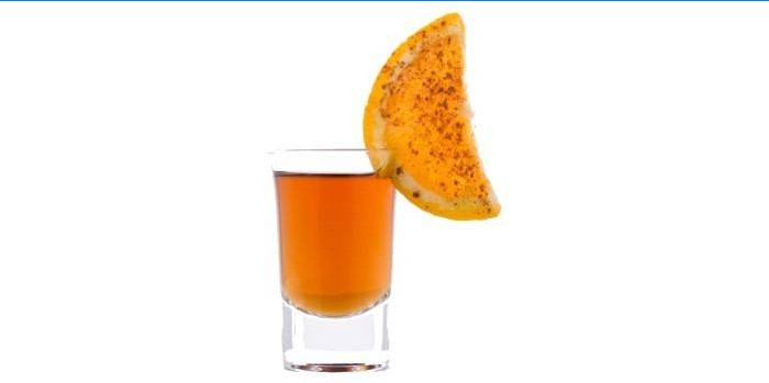 Koktejl s rumem a pomerančovým džusem