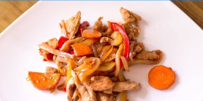 Asijský kuřecí řízek se zeleninou na talíři