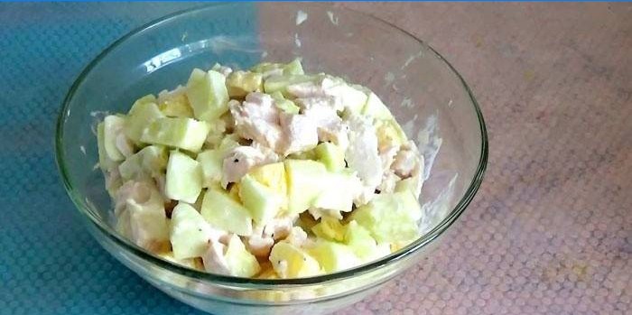 Vařené kuřecí a jablečný salát v salátové misce