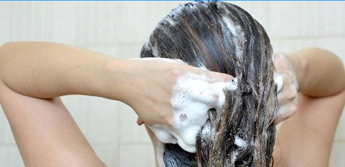 Dívka si myje hlavu