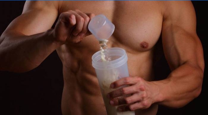 Sportovec dělá proteinový koktejl