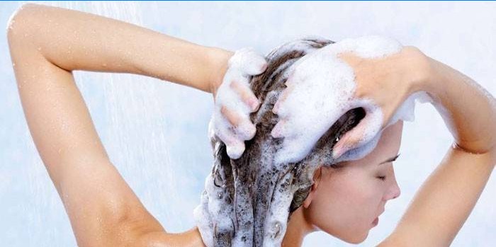 Dívka myje vlasy