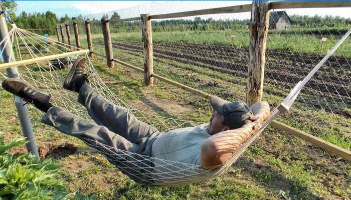 Muž odpočívá v zahradě