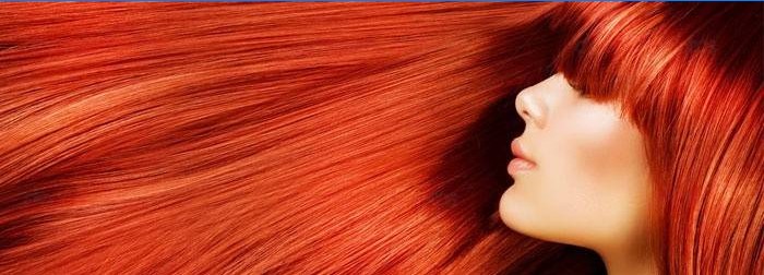 Červené dlouhé vlasy