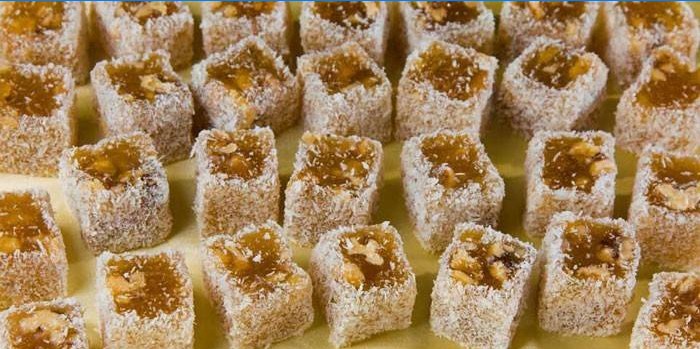 Hotový turecký med s arašídy v koksových chipsech
