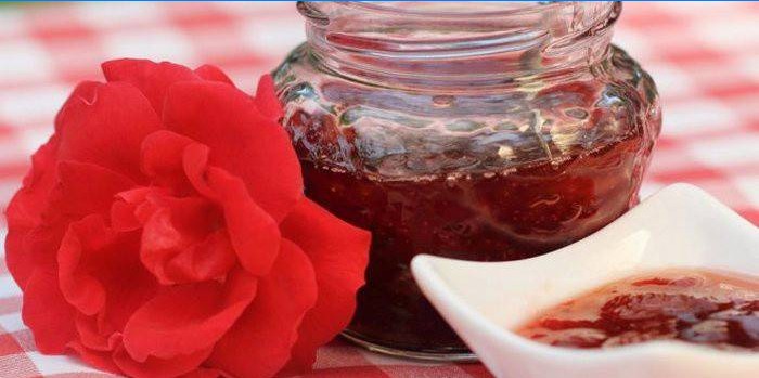 Džem z růží a medu