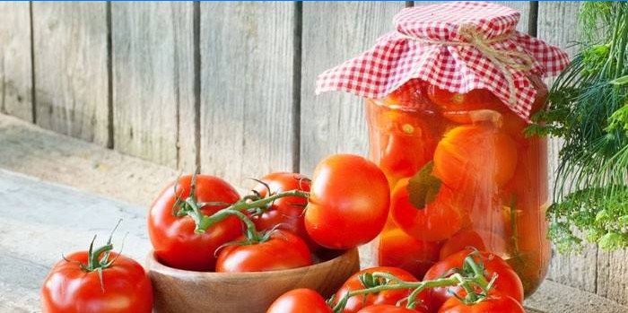 Čerstvá a solená rajčata ve sklenici
