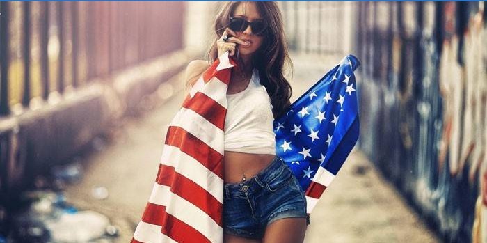 Dívka s americkou vlajkou