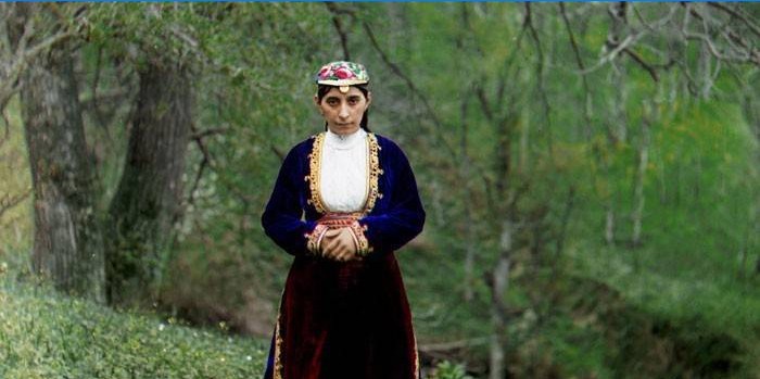 Dívka v národním arménském kroji