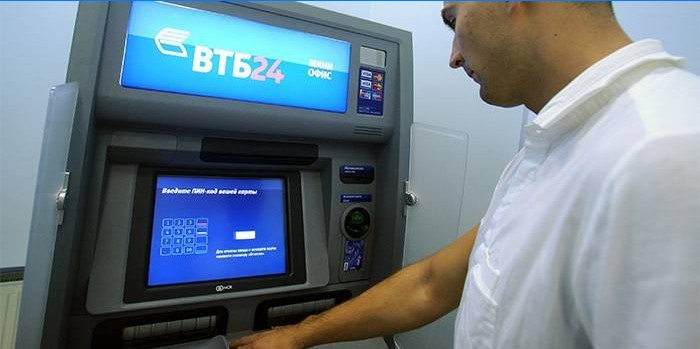 Muž v bankomatu banky VTB24