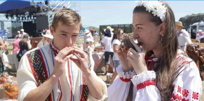 Chlap a dívka v běloruských národních krojích