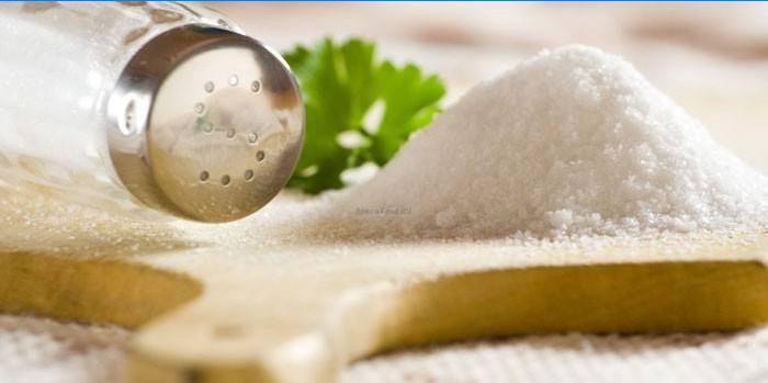 Sůl na prkně a třepačce soli