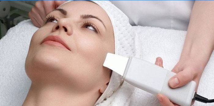 Kosmetička provádí chemické čištění ženské tváře