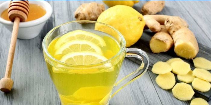 Pijte s medem, citronem a zázvorem v šálku