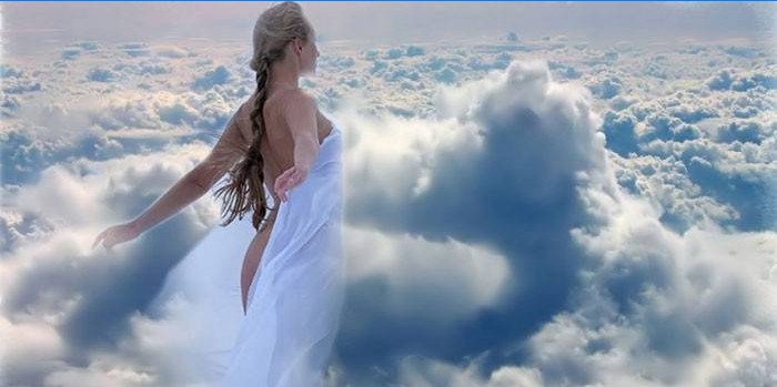 Dívka v oblacích
