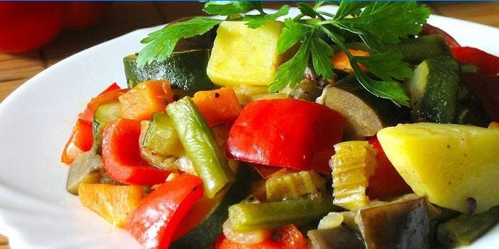 Zeleninový guláš na talíři