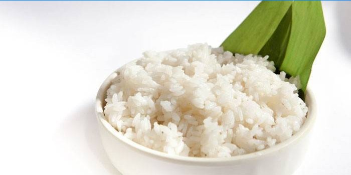 Vařená rýže v talíři