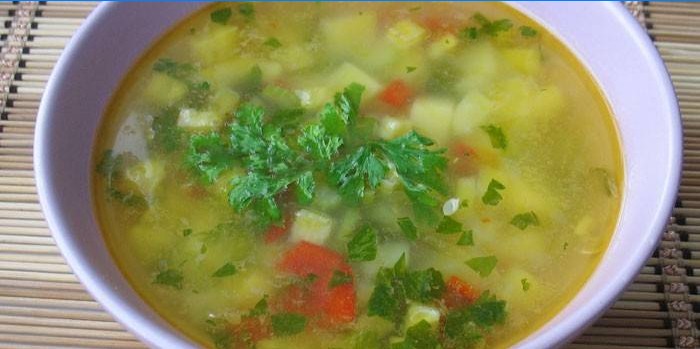 Zeleninová polévka v talíři