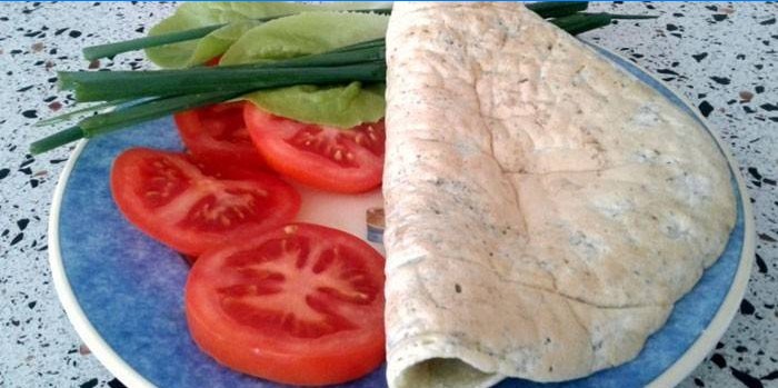 Proteinová omeleta s čerstvou zeleninou na talíři