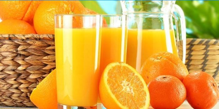 Pomerančová šťáva v karafě a sklenice, citrusové plody