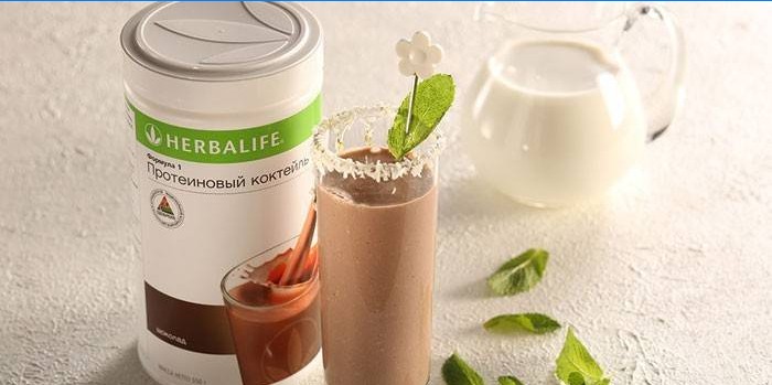 Protein Herbalife se třese ve sklenici a je připraven ve sklenici