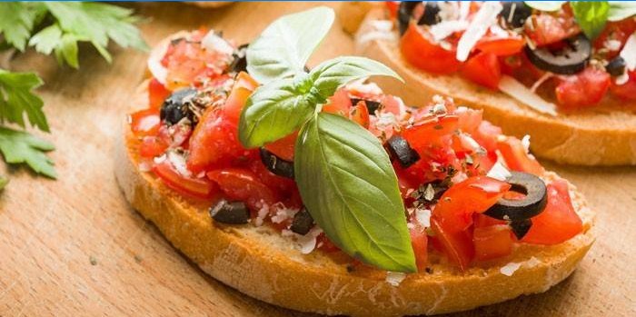 Italské sendviče s rajčaty, olivami a oregánem
