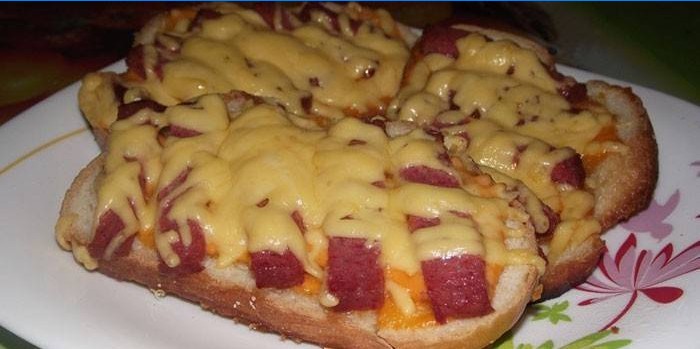Pečené sendviče s klobásou a sýrem