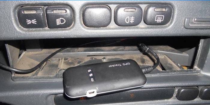 Nainstalovaný GPS tracker v autě