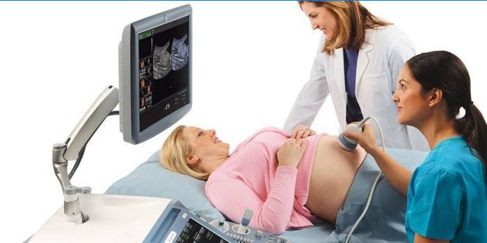 Těhotná žena na ultrazvukové vyšetření