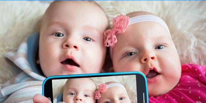 Dvojčata se střílí na smartphone