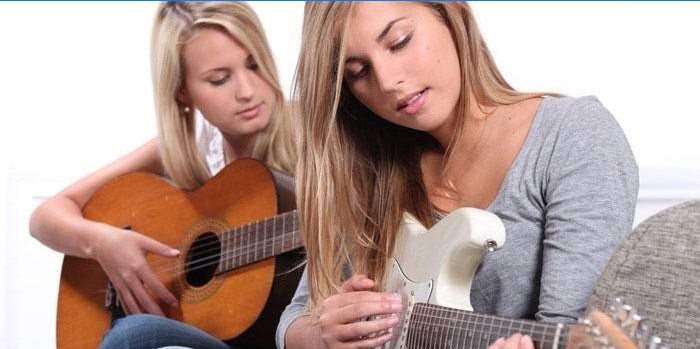 Dívky hrají na kytaru
