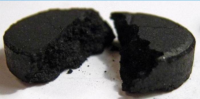 Rozbité tablety s aktivním uhlím