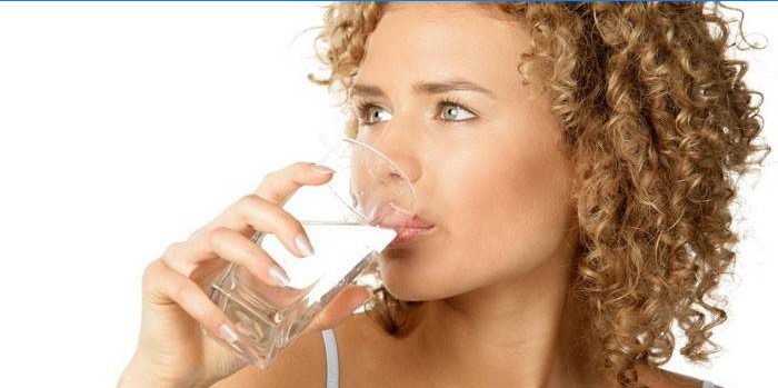 Dívka pije vodu ze sklenice