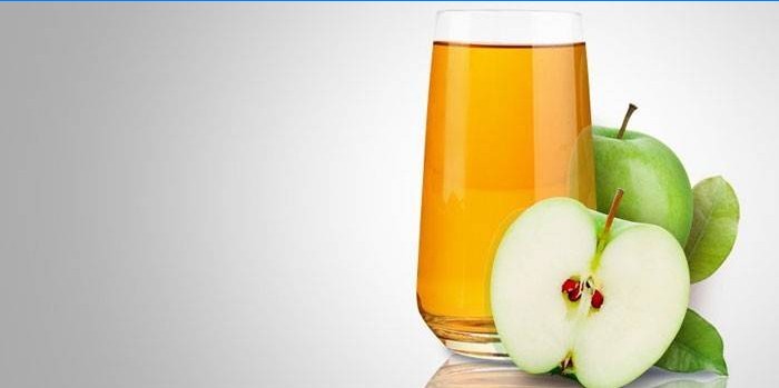 Jablečná šťáva ve sklenici a jablka