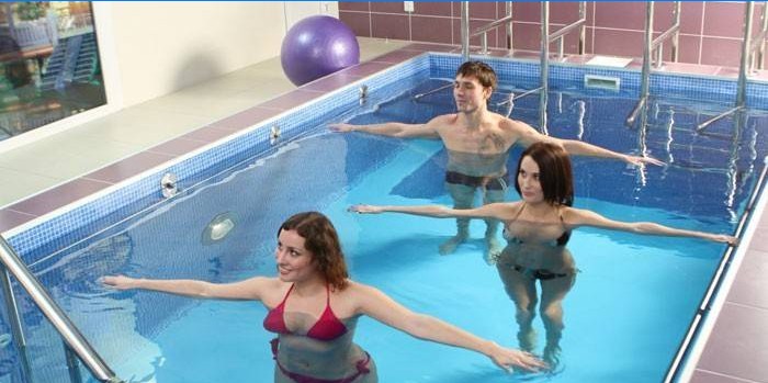 Chlap a dívky dělají aqua aerobik